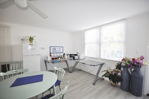 Retro Beach Flat - New Castle Holiday 9