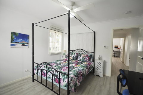 Retro Beach Flat - New Castle Holiday 8