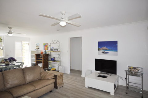 Retro Beach Flat - New Castle Holiday 4