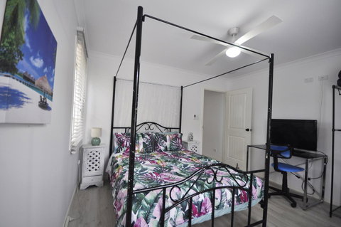 Retro Beach Flat - New Castle Holiday 7