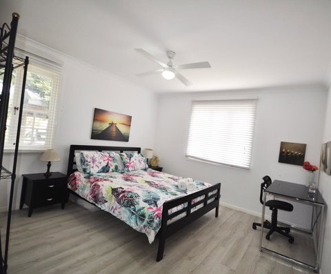 Retro Beach Flat - New Castle Holiday 5