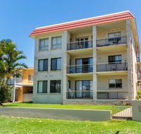 Enjoy the sea breezes from the balcony - Boyd St Woorim - New Castle Holiday