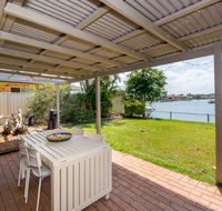 Lowset home on the canal - Dolphin Dr Bongaree - New Castle Holiday
