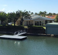 Ground floor family unit on the canal with free WIFI - New Castle Holiday