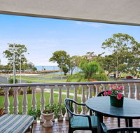 Huge top floor unit across the road....Waterfront - New Castle Holiday