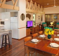 Claytons on Cylinder Beach Front - New Castle Holiday