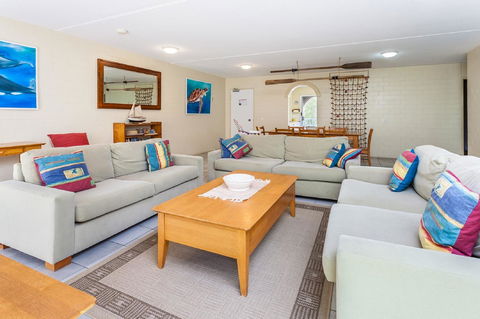The Islander - New Castle Holiday 40