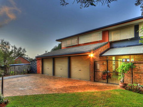 Belle Vue Beach House By Discover Stradbroke - New Castle Holiday 4