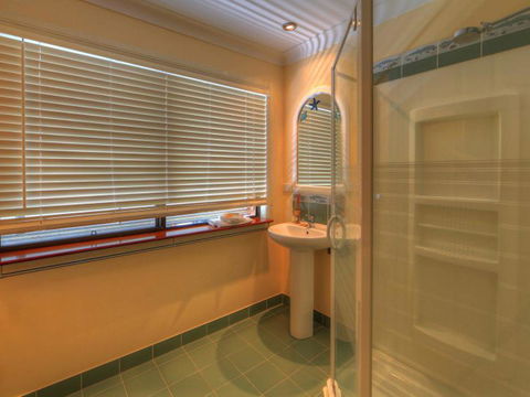 Belle Vue Beach House By Discover Stradbroke - New Castle Holiday 5