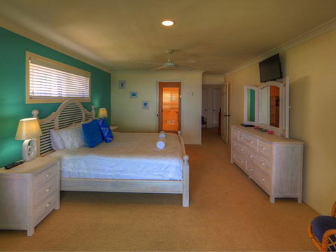Belle Vue Beach House By Discover Stradbroke - New Castle Holiday 1