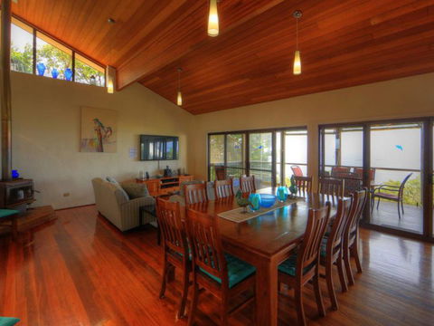Belle Vue Beach House By Discover Stradbroke - New Castle Holiday 0