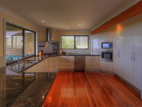 Belle Vue Beach House By Discover Stradbroke - New Castle Holiday 19