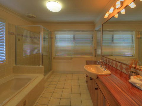 Belle Vue Beach House By Discover Stradbroke - New Castle Holiday 9