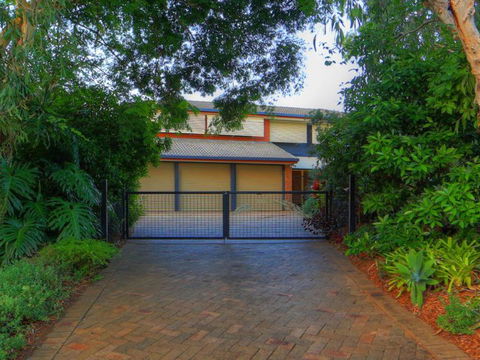 Belle Vue Beach House By Discover Stradbroke - New Castle Holiday 14