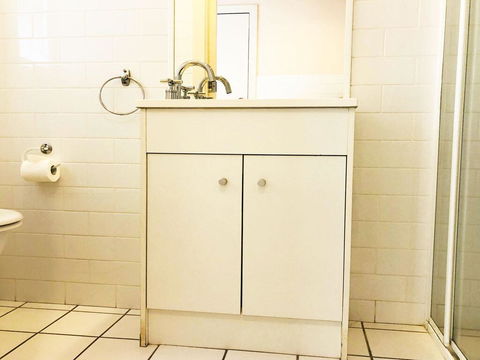 'Bagnall Views' 2/161 Government Rd - Stylish & Modern Duplex Across The Road To The Waters Edge - New Castle Holiday 2