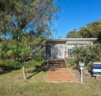 'The Croft' 11 Boulder Bay Rd - Cosy Beach House with Aircon  only 270m to the Beach - New Castle Holiday