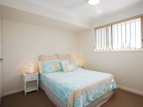 'Walk On Birubi', 1/40 Ocean Ave - Pet Friendly, WIFI, Boat Parking & Water Views - New Castle Holiday 3
