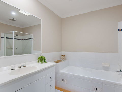 'Walk On Birubi', 1/40 Ocean Ave - Pet Friendly, WIFI, Boat Parking & Water Views - New Castle Holiday 1