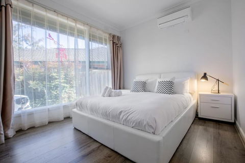 , , , Alice Wonderland, , ,  In 4 Beds House - New Castle Holiday 3