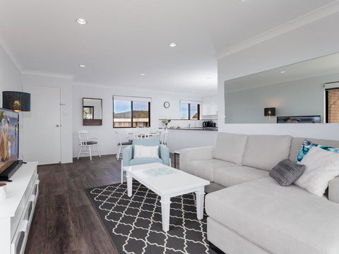 11 'Intrepid' , 3 Intrepid Close - Absolute Beachfront Bliss - New Castle Holiday 2