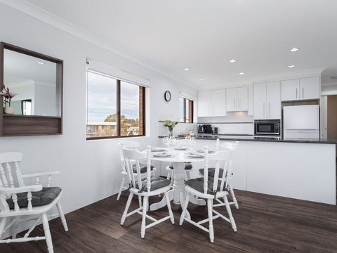 11 'Intrepid' , 3 Intrepid Close - Absolute Beachfront Bliss - New Castle Holiday 3