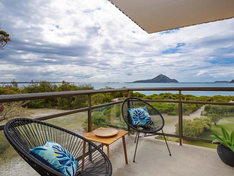 11 'Intrepid' , 3 Intrepid Close - Absolute Beachfront Bliss - New Castle Holiday 0