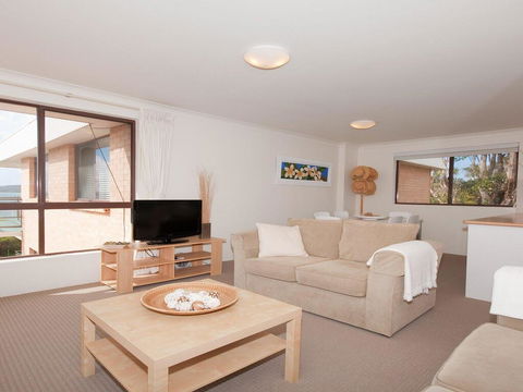 11 'Promenade' 8 Intrepid Close - Air Conditioned Unit With Beautiful Water Views - New Castle Holiday 1