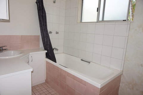 11 Bomburra Court - Rainbow Beach, Comfortable Beach House, Plenty Of Boat Parking - New Castle Holiday 1