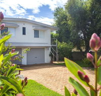 11 Riley St - Stylishly Modern - New Castle Holiday