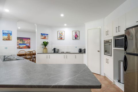13 Orania Court, Rainbow Shores - Pool, Sleeps 8, Air Conditioning, Fire Pit - New Castle Holiday 3