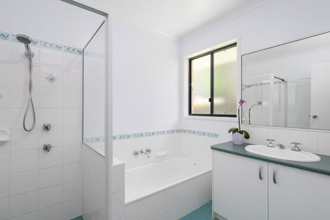 13 Orania Court, Rainbow Shores - Pool, Sleeps 8, Air Conditioning, Fire Pit - New Castle Holiday 1