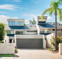 15 'The Moorings' 4 Cromarty Road - stunning with water views  pool - New Castle Holiday