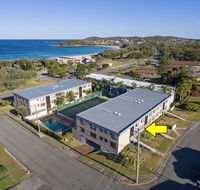2 'The Dunes' 38 Marine Drive - pool tennis court and so close to the beach - New Castle Holiday