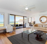 2 'The Pelicans' 53 Soldiers Point Road - ground floor unit on the waterfront - New Castle Holiday
