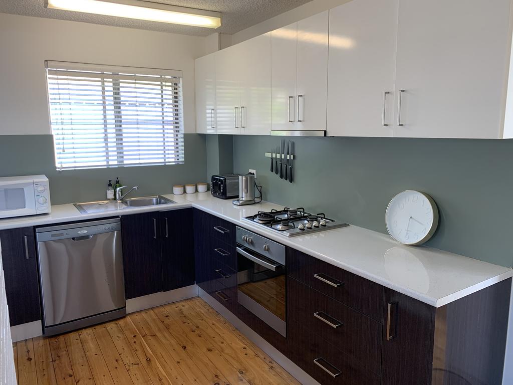 2 Bed Bar Beach Apartment - stroll to beach & cafes, supermarket apartment 6