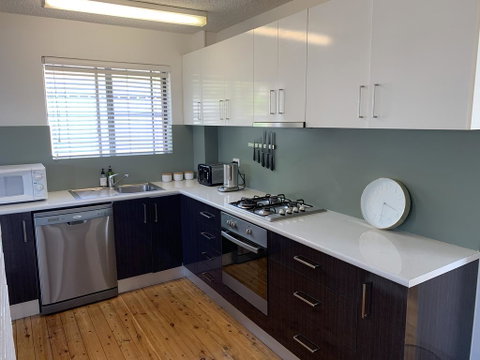2 Bed Bar Beach Apartment - Stroll To Beach & Cafes, Supermarket Apartment 6 - New Castle Holiday 0