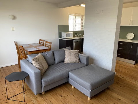 2 Bed Bar Beach Apartment - Stroll To Beach & Cafes, Supermarket Apartment 6 - New Castle Holiday 1