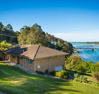 2 Water Crescent - Retro Haven - New Castle Holiday