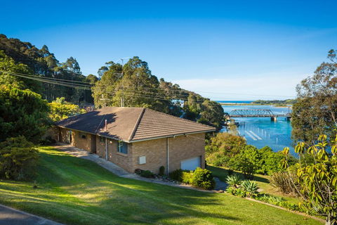 2 Water Crescent - Retro Haven - New Castle Holiday 0