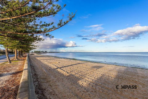 Beachside Retreat - New Castle Holiday 2