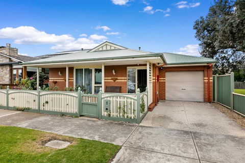 Beachside Retreat - New Castle Holiday 0