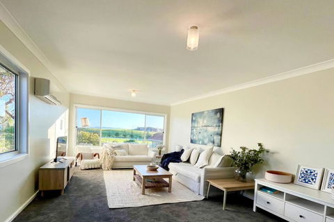 Beautiful 4-bedroom Original Beach Cottage In Port Kembla - New Castle Holiday 0
