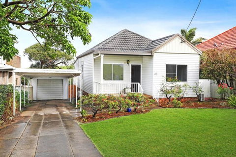 Beautiful 4-bedroom Original Beach Cottage In Port Kembla - New Castle Holiday 1