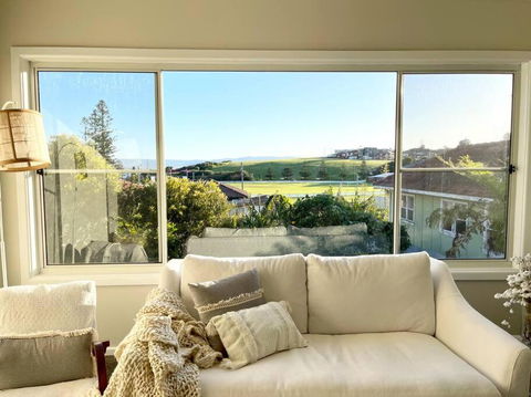 Beautiful 4-bedroom Original Beach Cottage In Port Kembla - New Castle Holiday 2