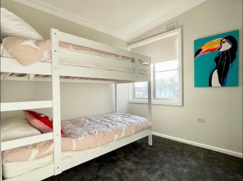 Beautiful 4-bedroom Original Beach Cottage In Port Kembla - New Castle Holiday 3