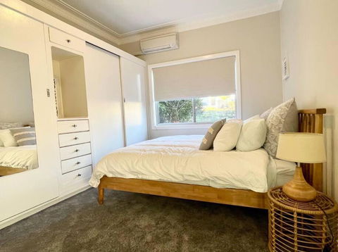 Beautiful 4-bedroom Original Beach Cottage In Port Kembla - New Castle Holiday 4
