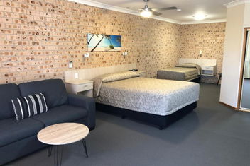 Cardiff Motor Inn with New Castle Holiday