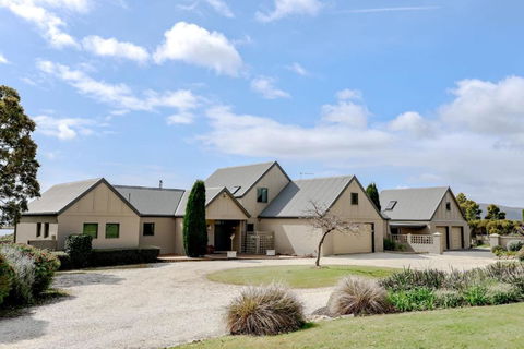Chateau Clarence & Petite Chateau Luxurious Waterfront Retreat - New Castle Holiday 1