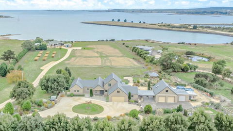 Chateau Clarence & Petite Chateau Luxurious Waterfront Retreat - New Castle Holiday 0