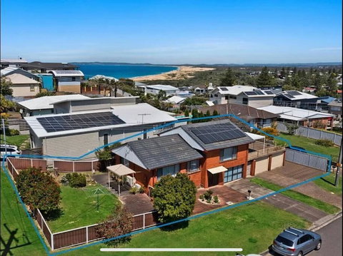 Cheerful Beach House At Redhead Beach - New Castle Holiday 1